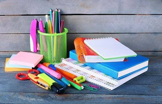 مجموعة أدوات مدرسية تشمل دفاتر وأقلام ومقص مع خدمات توصيل الأدوات المكتبية